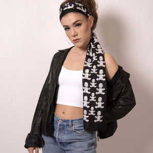 Artskul's Baby Pop Rectangle Scarf in silk twill featuring the remixed houndstooth pattern from the Baby Pop collection can transform your look as a headscarf. Made In Italy and silky smooth to the touch, this black and white scarf is a chic way to pull your look together. 