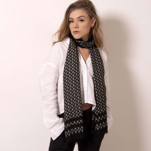 ärtskül’s playful and polished Baby Pop, Nana Rectangle scarf is high style with minimal effort. Luxuriously soft, this eye-catching scarf with our baby icon features a contemporary reinterpretation of the distinctive houndstooth motif in black and white. The scarf drapes elegantly and can complement any look from casual to black tie. Lightweight and warming, this classic black and white scarf amps up the glamour for those that don’t want to blend in. 